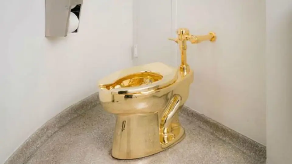 Museo cobra 300 pesos por usar inodoro de oro