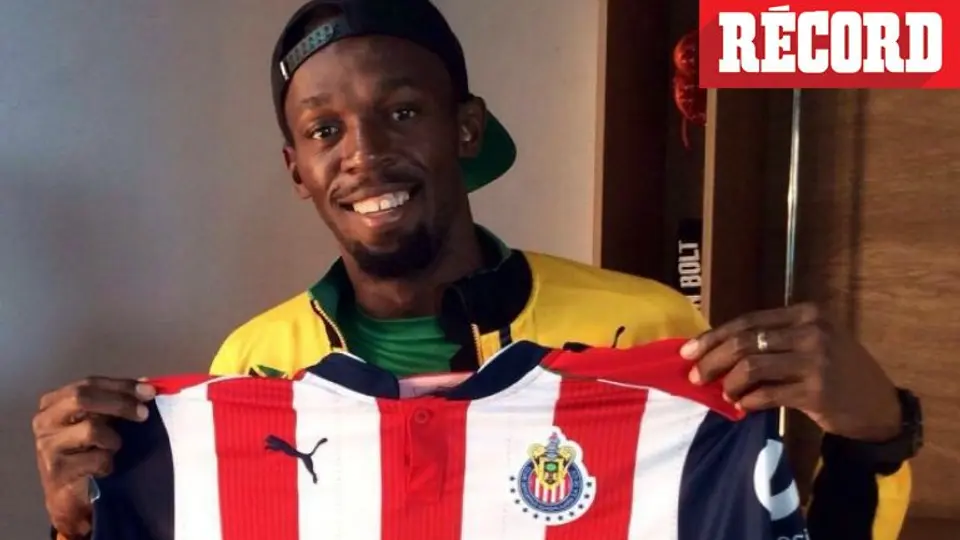 Usain Bolt, fascinado con el nuevo jersey de Chivas