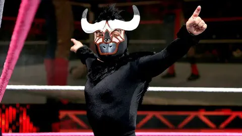 WWE despide a mini luchador mexicano, El Torito