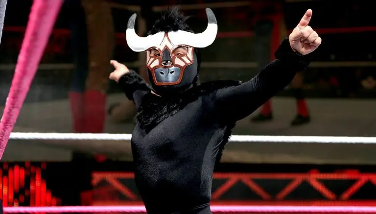 WWE despide a mini luchador mexicano, El Torito
