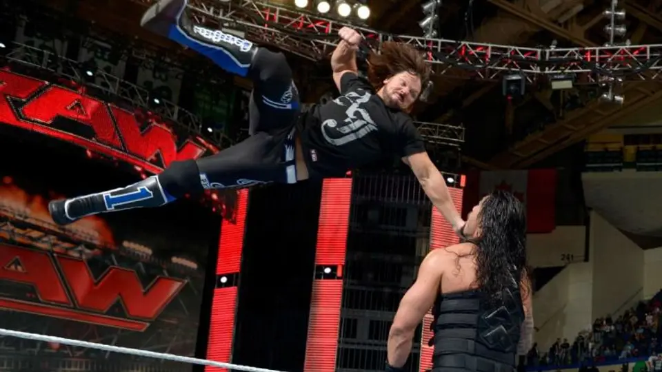 AJ Styles deja noqueado a Reigns previo a Payback