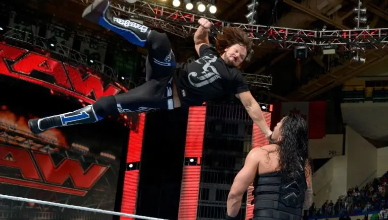 AJ Styles deja noqueado a Reigns previo a Payback