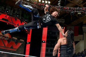 AJ Styles deja noqueado a Reigns previo a Payback