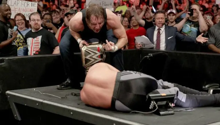 Seth Rollins sucumbe ante el ataque de Dean Ambrose