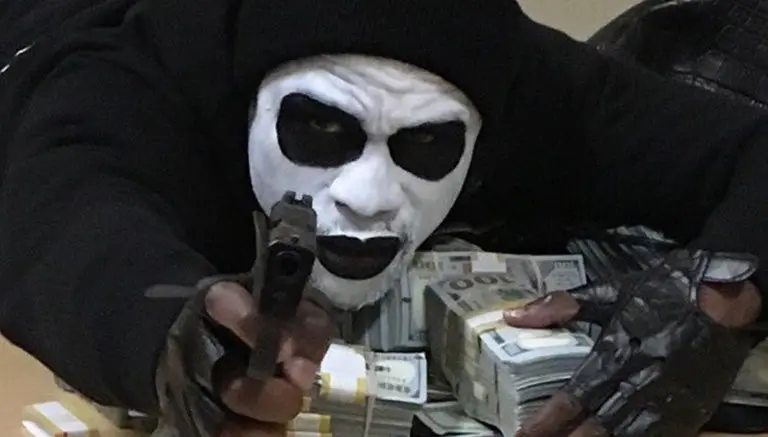 Mayweather presume sus dólares en disfraz de Halloween