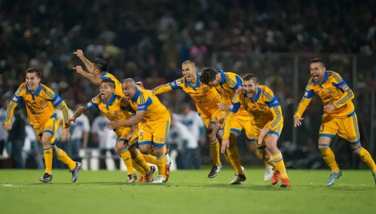 Los Tigres corren a celebrar el título del Apertura 2015 | MEXSPORT