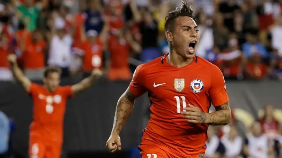 Eduardo Vargas recibe botín de oro en CA Centenario