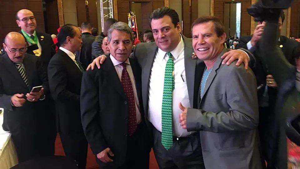 Mauricio Sulaimán agradece premio póstumo a su padre