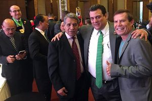 Mauricio Sulaimán agradece premio póstumo a su padre