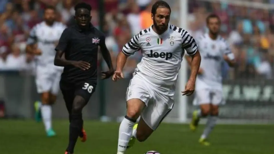 Higuaín, con aparente sobrepeso en debut con la Juve