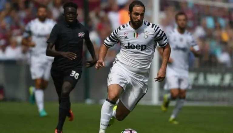 Higuaín, con aparente sobrepeso en debut con la Juve