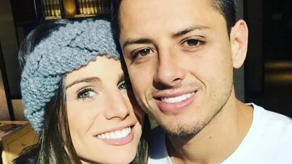 Chicharito enseña tácticas del Leverkusen a su novia
