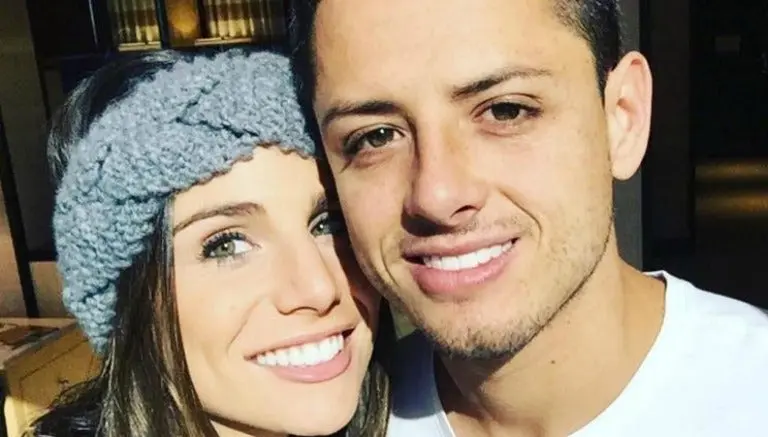 Chicharito enseña tácticas del Leverkusen a su novia