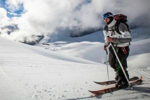 Esquiador sufre aparatosa caída en Alaska