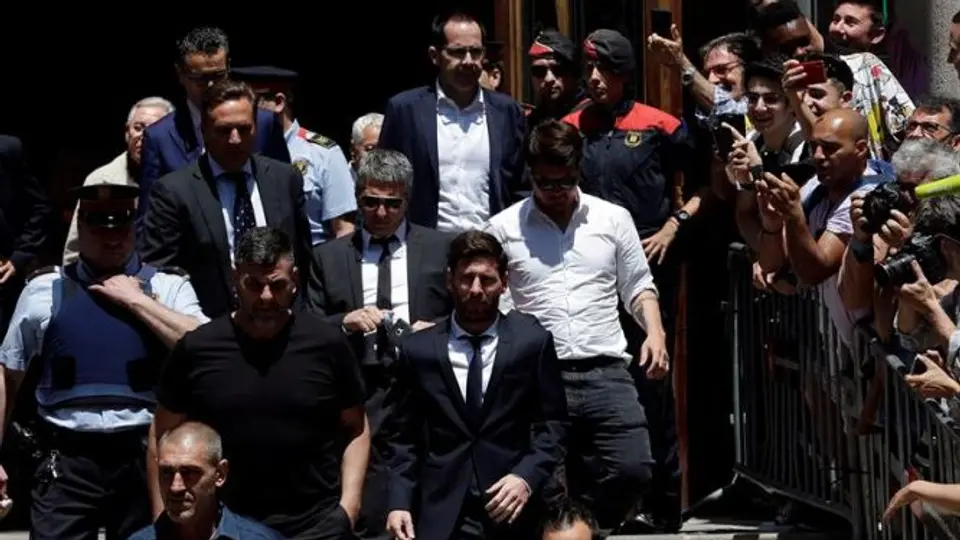 Messi es insultado y abucheado al llegar al Tribunal
