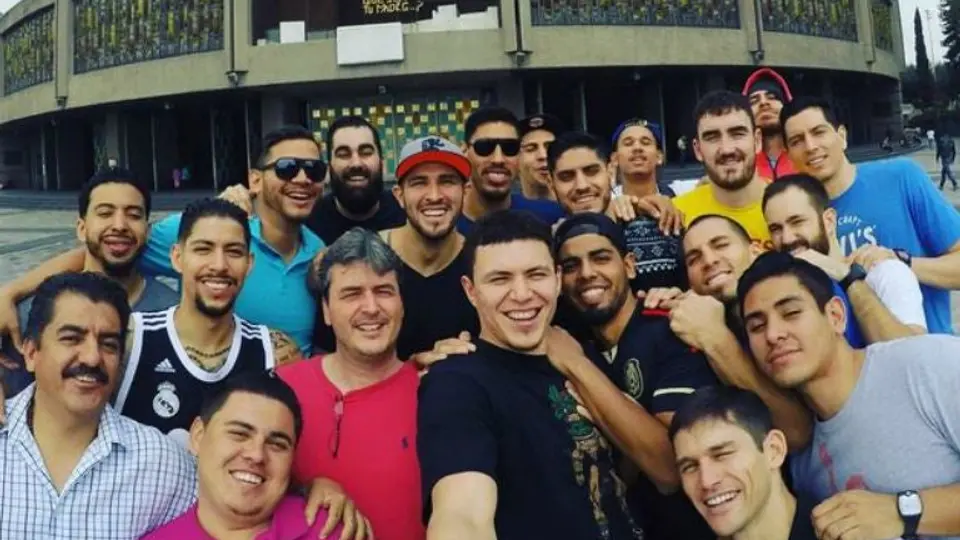 Tri de basquetbol visita la Basílica de Guadalupe