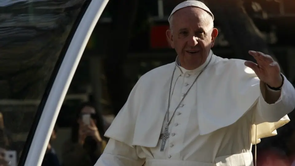 Papa Francisco recibe camiseta de Pumas en Hospital Infantil