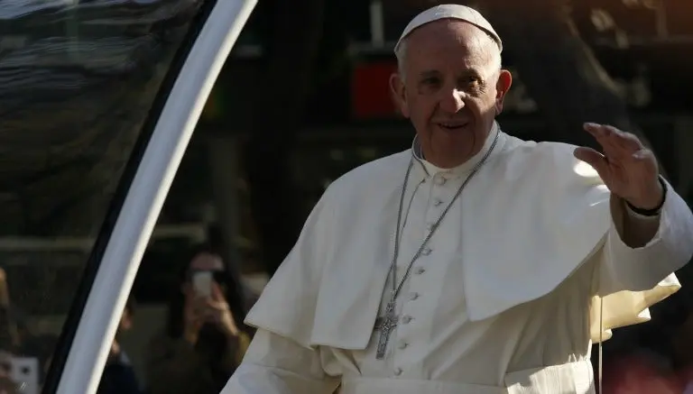 Papa Francisco recibe camiseta de Pumas en Hospital Infantil