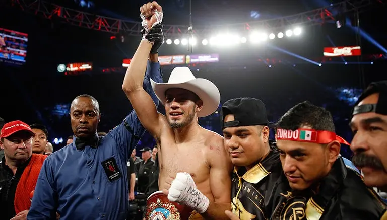 El Zurdo Ramírez es nombrado Campeón Supermedio tras vencer a Abraham | AP
