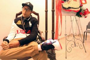 Velan cadaver de joven... sentado en una silla