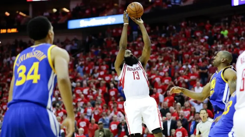 Rockets consigue dramática victoria sobre Warriors