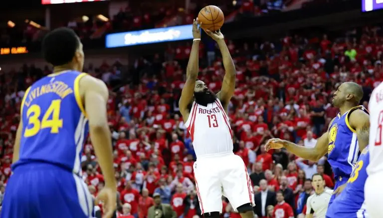 Rockets consigue dramática victoria sobre Warriors