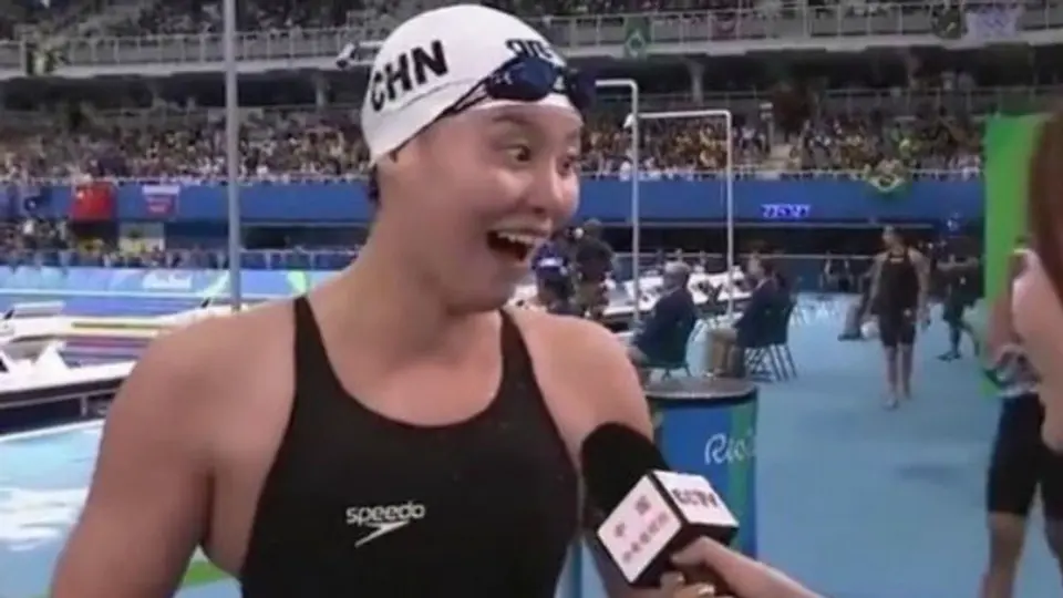 Nadadora china se hace famosa por sus muecas al festejar