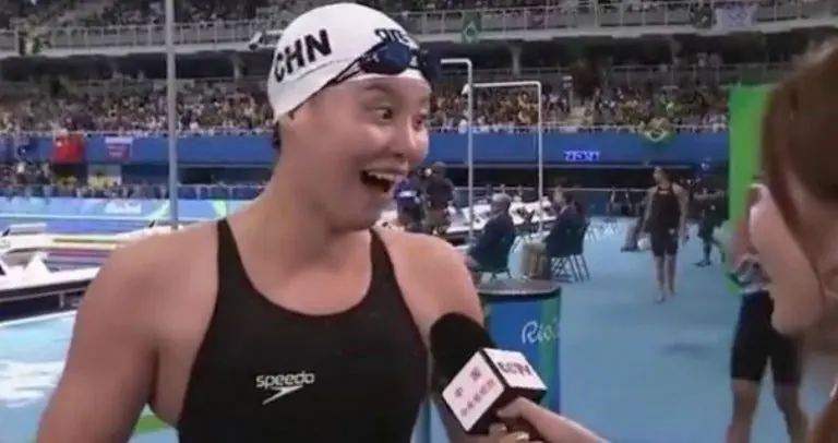 Nadadora china se hace famosa por sus muecas al festejar