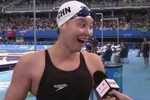 Nadadora china se hace famosa por sus muecas al festejar