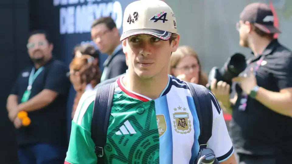 Lo que el futbol separa, Colapinto lo une: Así llegó el argentino con un jersey "especial" al Gran Premio de México