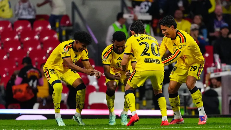 Jugadores de América celebran con Miguel Borja | IMAGO 7