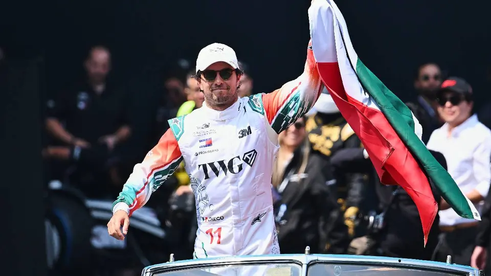 Sergio 'Checo' Pérez saludando a la afición mexicana durante el Show Run de Cadillac 2026 | MEXSPORT