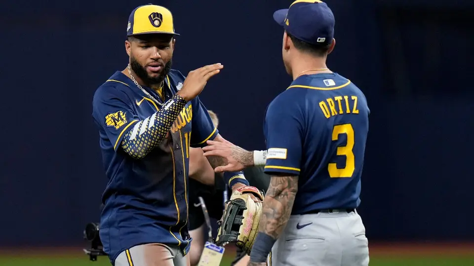 Jackson Chourio y el campocorto Joey Ortiz con Milwaukee Brewers | AP