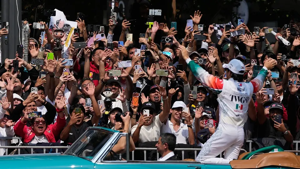 Checo Pérez en un auto clásico durante su showrun con Cadillac en Ciudad de México | AP