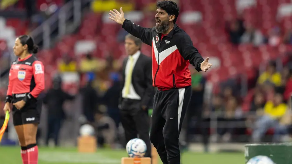 El técnico de los Xolos dando indicaciones en la banda