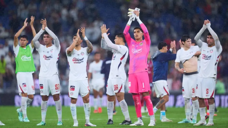 Jugadores de Chivas agradeciendo el apoyo de su afición| MEXSPORT