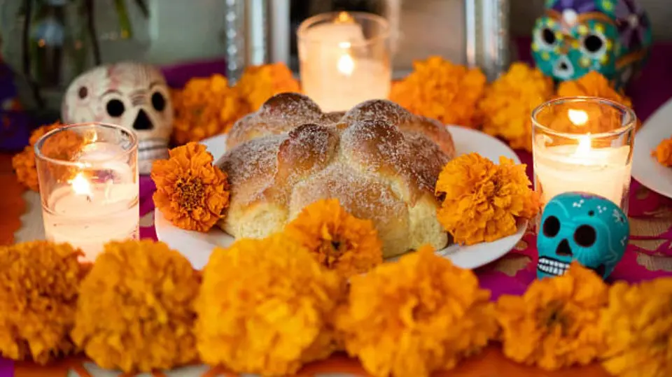 El pan de muerto tradicional continúa entre las opciones favoritas de los consumidores. / iStock