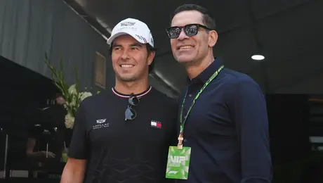 ¿Busca delantero? Rafa Márquez se reúne con Checo Pérez en el Gran Premio de México