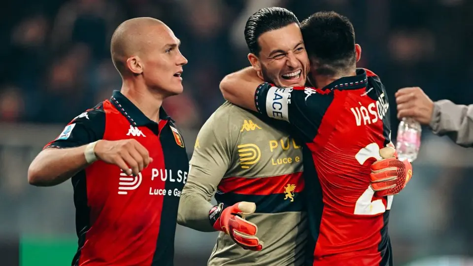 Johan Vásquez celebrando la victoria ante Juventus con sus compañeros | X @GenoaCFC