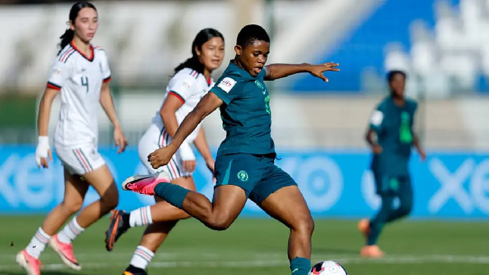 Jugadora de Nigeria tirando hacia la portería de México l X: Telemundo