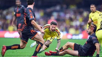 Escándalo en el América vs. Xolos: Alejandro Gómez hace polémico gesto tras ver la tarjeta roja