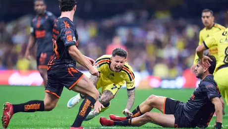 Alejandro Gómez hace polémico gesto tras ser expulsado ante América