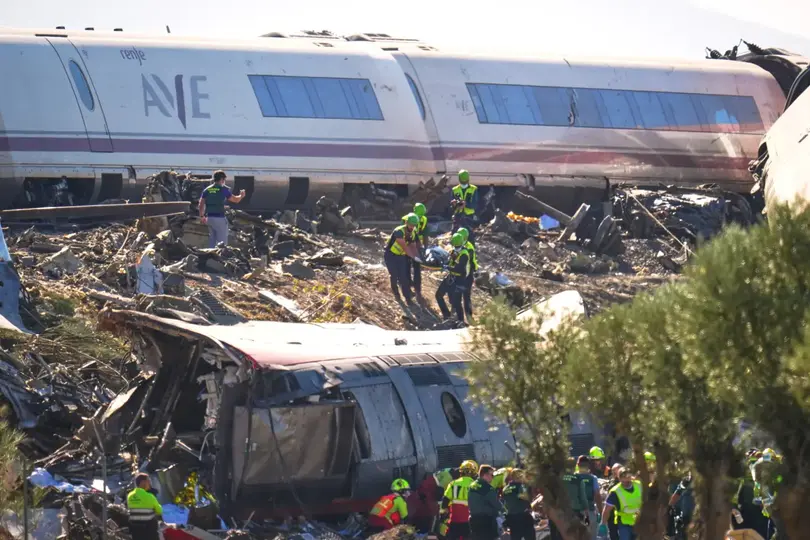 Las autoridades españolas investigan una posible falla de seguridad que habría contribuido al choque de trenes en Toledo./ AP