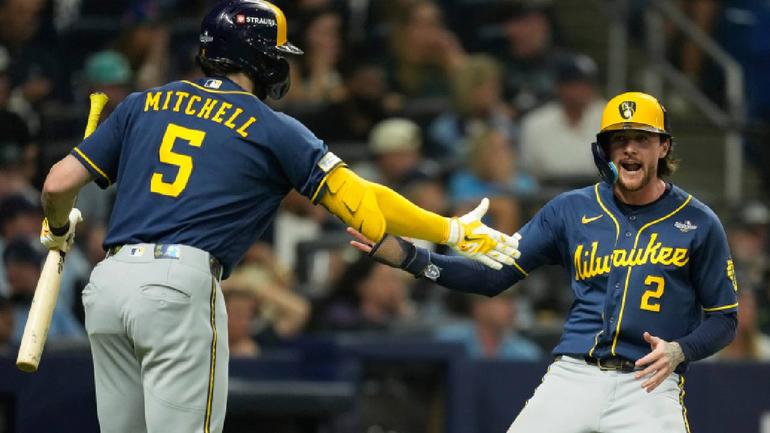 Brice Turang celebrando primera carrera de los Brewers en el Juego 5 de la Serie Mundial | AP