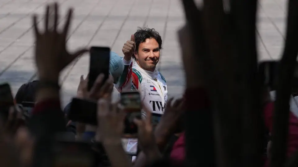 Sergio 'Checo' Pérez conviviendo con la afición mexicana durante el Show Run de Cadillac 2026 | MEXSPORT