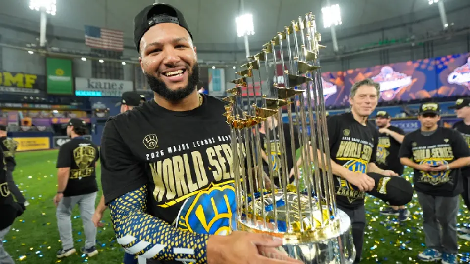 Jackson Chourio con el trofeo del Comisionado | AP