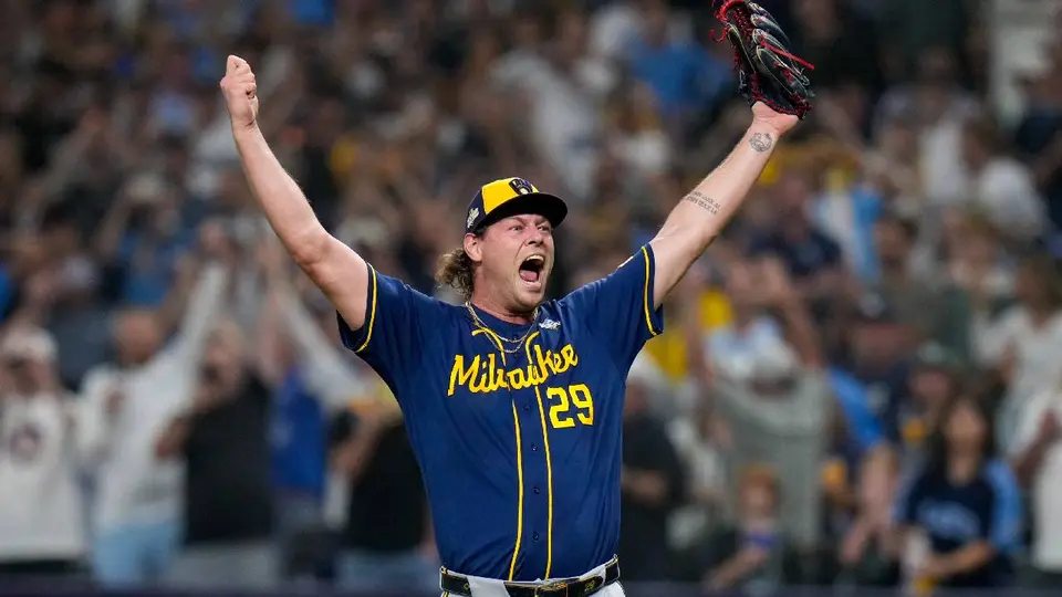 Trevor Megill celebrando la victoria de Milwaukee en el Juego 5 de la Serie Mundial | AP