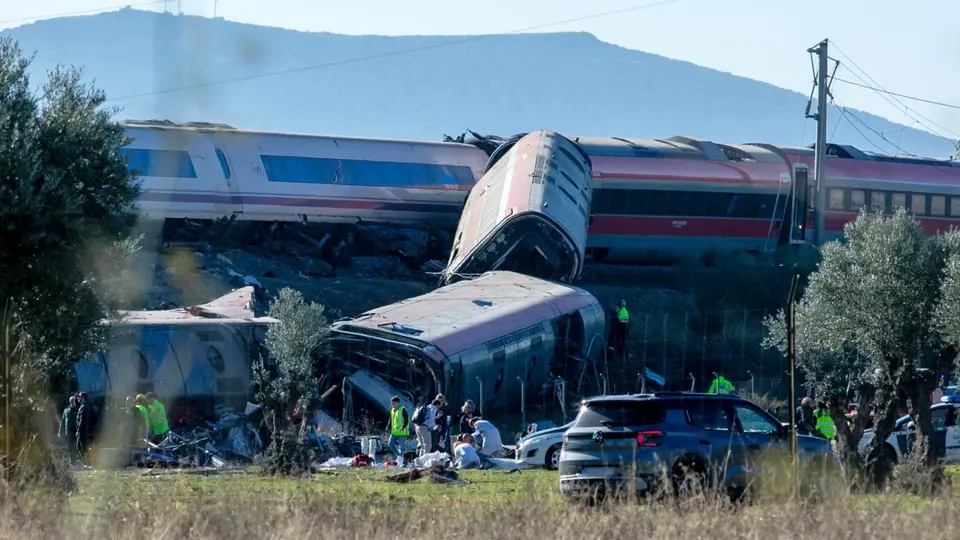 Audios revelan posible error antes del choque de trenes en España que dejó 68 muertos