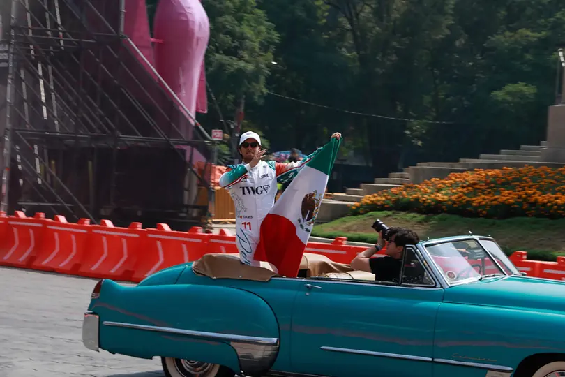 Miles de aficionados se reunieron en Paseo de la Reforma para disfrutar de la exhibición gratuita de Checo Pérez con Cadillac./ Gobierno de México