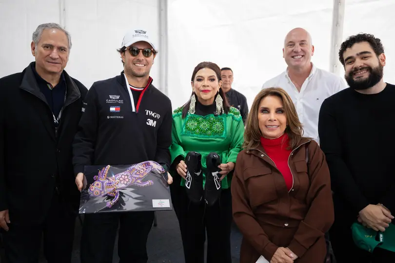 Clara Brugada entregó un reconocimiento a Checo Pérez durante el Show Run de Cadillac F1 Team en Paseo de la Reforma./ Gobierno de México